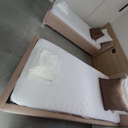 Sun George Bed and Breakfast Himare Exteriör bild
