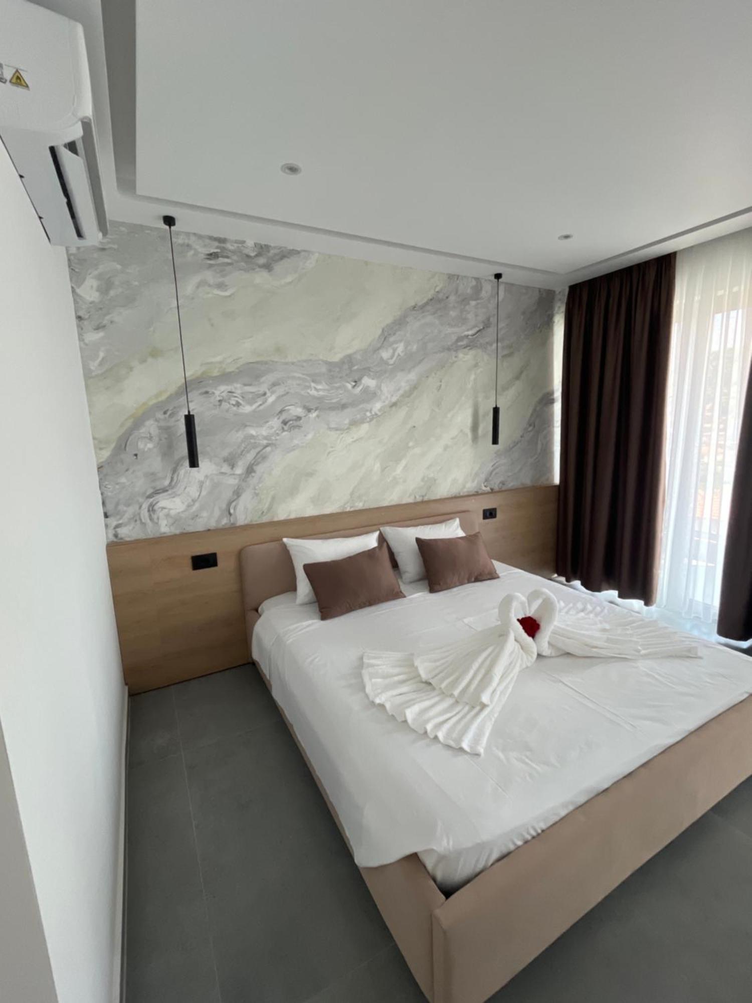 Sun George Bed and Breakfast Himare Exteriör bild