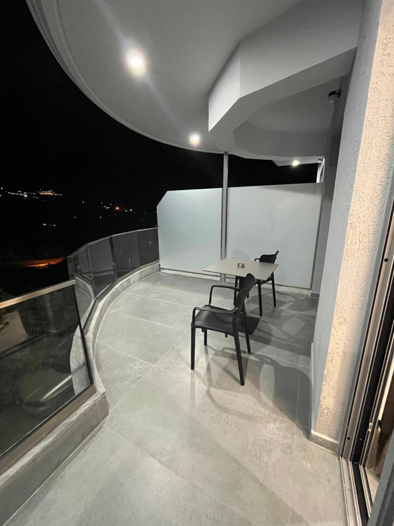 Sun George Bed and Breakfast Himare Exteriör bild
