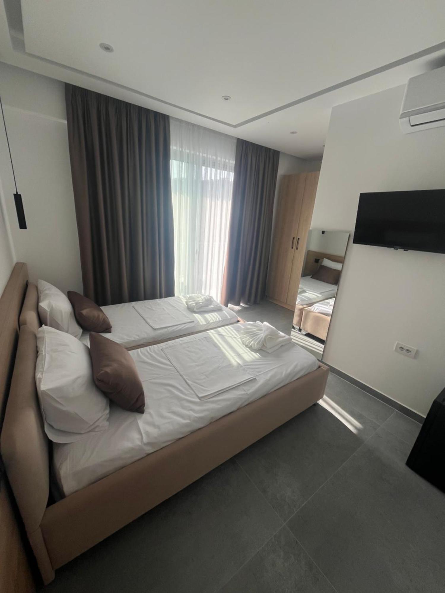 Sun George Bed and Breakfast Himare Exteriör bild