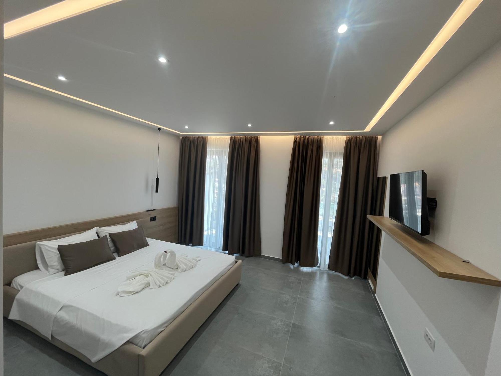 Sun George Bed and Breakfast Himare Exteriör bild