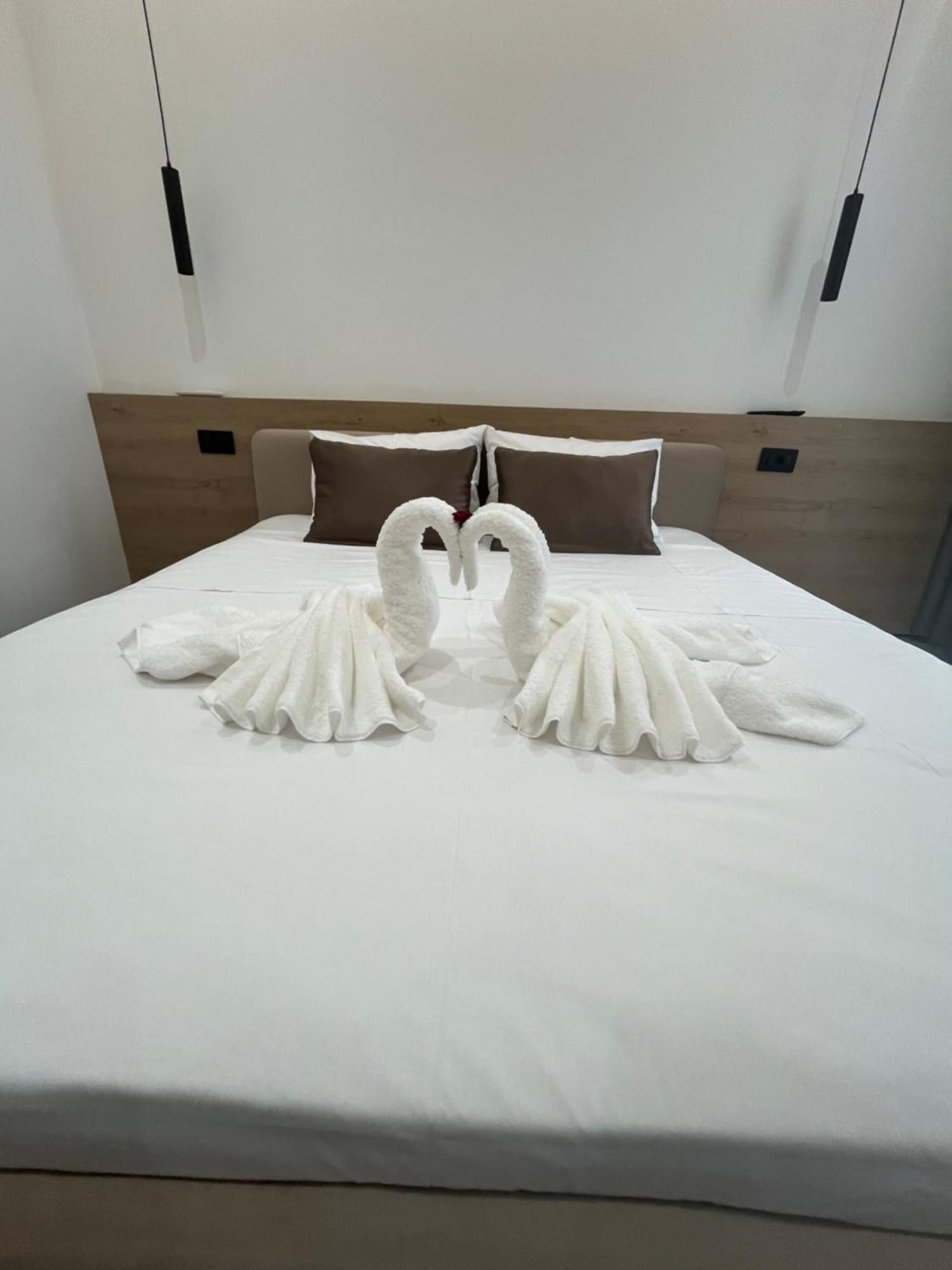 Sun George Bed and Breakfast Himare Exteriör bild